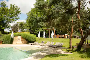 Camping Pré Fixe - Pool im Freien mit Liegestühlen und Sonnenschirmen