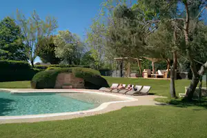 Camping Pré Fixe - Campingplatz mit Pool und Liegestühlen