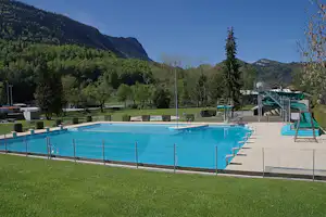 Camping Pré Sous Ville - Poolbereich auf dem Campingplatz mit Wasserrutsche