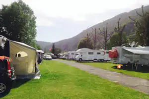 Camping Pré Sous Ville - Strasse auf dem Campingplatz mit Stellplätzen an den Seiten