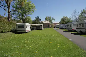 Camping Pré Sous Ville - Wohnwagen auf Stellplätzen