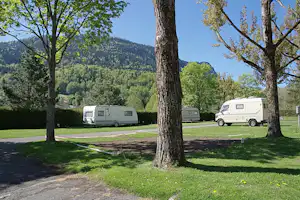 Camping Pré Sous Ville - Wohnwagen und Campingbulli auf dem Campingplatz