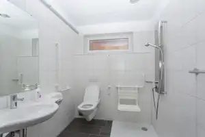 Camping Pradafenz - Sanitärgebäude mit Waschbecken, Spiegel, Toiletten und Duschen