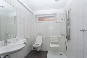 Camping Pradafenz - Sanitärgebäude mit Waschbecken, Spiegel, Toiletten und Duschen