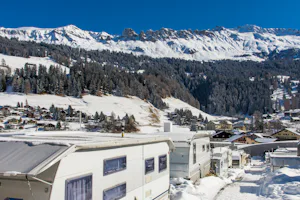 Camping Pradafenz - Wohnmobil- und Wohnwagenstellplätze im Schnee mit Blick auf die Berge