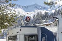 Camping Pradafenz - Wohnmobilstellplätze im Schnee mit Blick auf die Berge