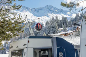 Camping Pradafenz - Wohnmobilstellplätze im Schnee mit Blick auf die Berge