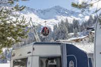 Camping Pradafenz - Wohnmobilstellplätze im Schnee mit Blick auf die Berge