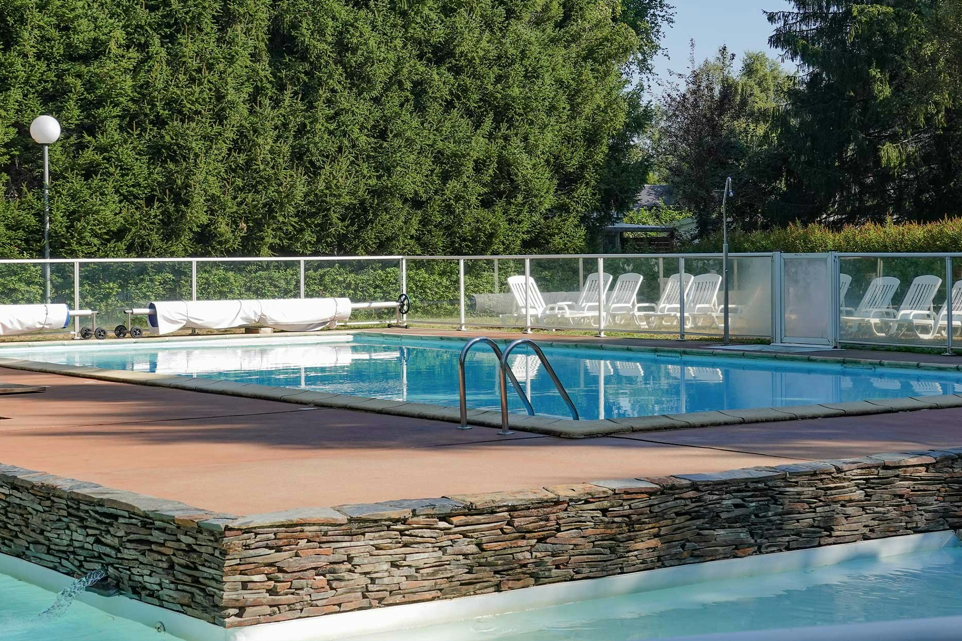 Camping Pradelongue - Pool im Freien mit Liegestühlen auf dem Campingplatz