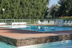 Camping Pradelongue - Pool im Freien mit Liegestühlen auf dem Campingplatz