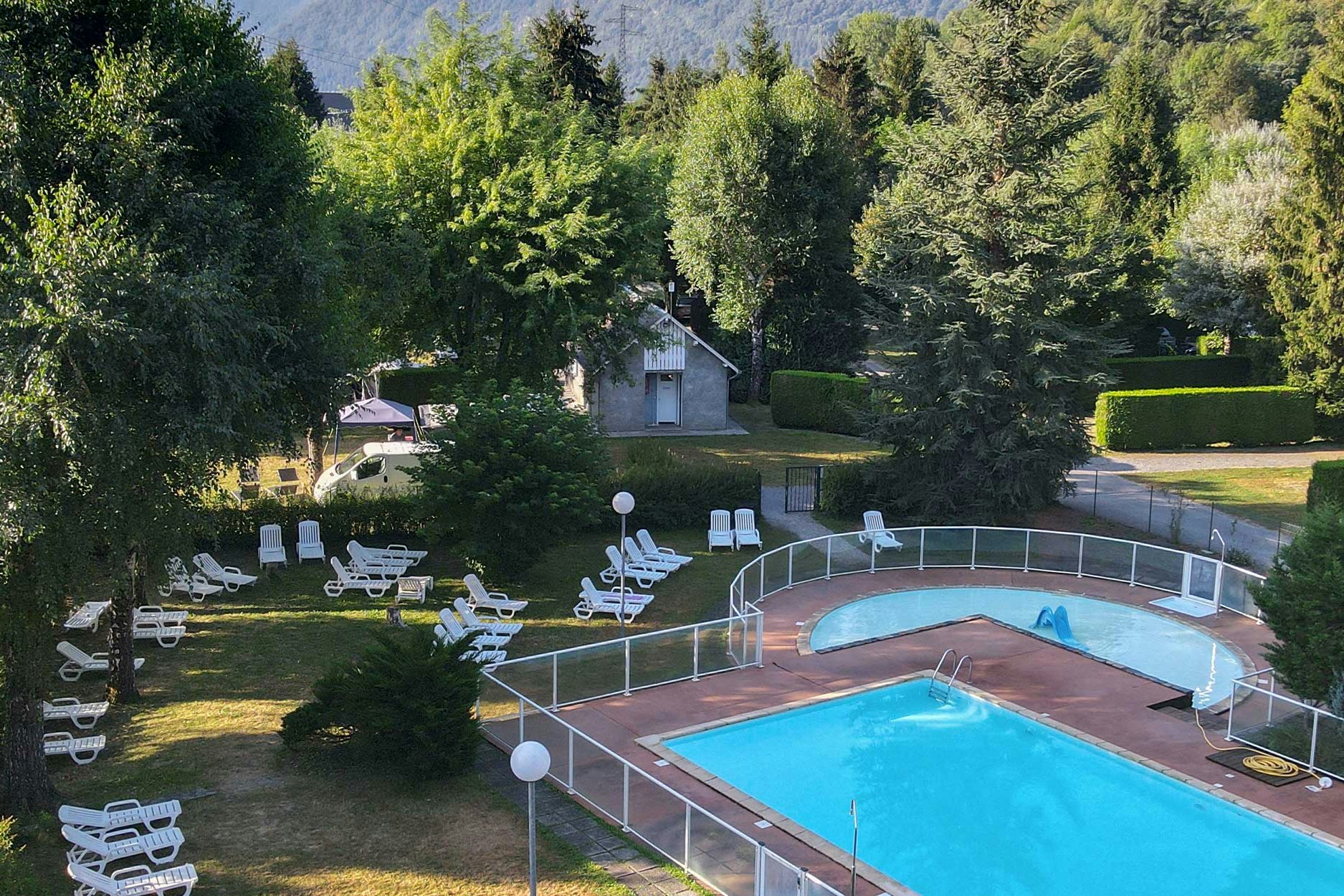 Camping Pradelongue - Pool im Freien mit Liegewiese auf dem Campingplatz