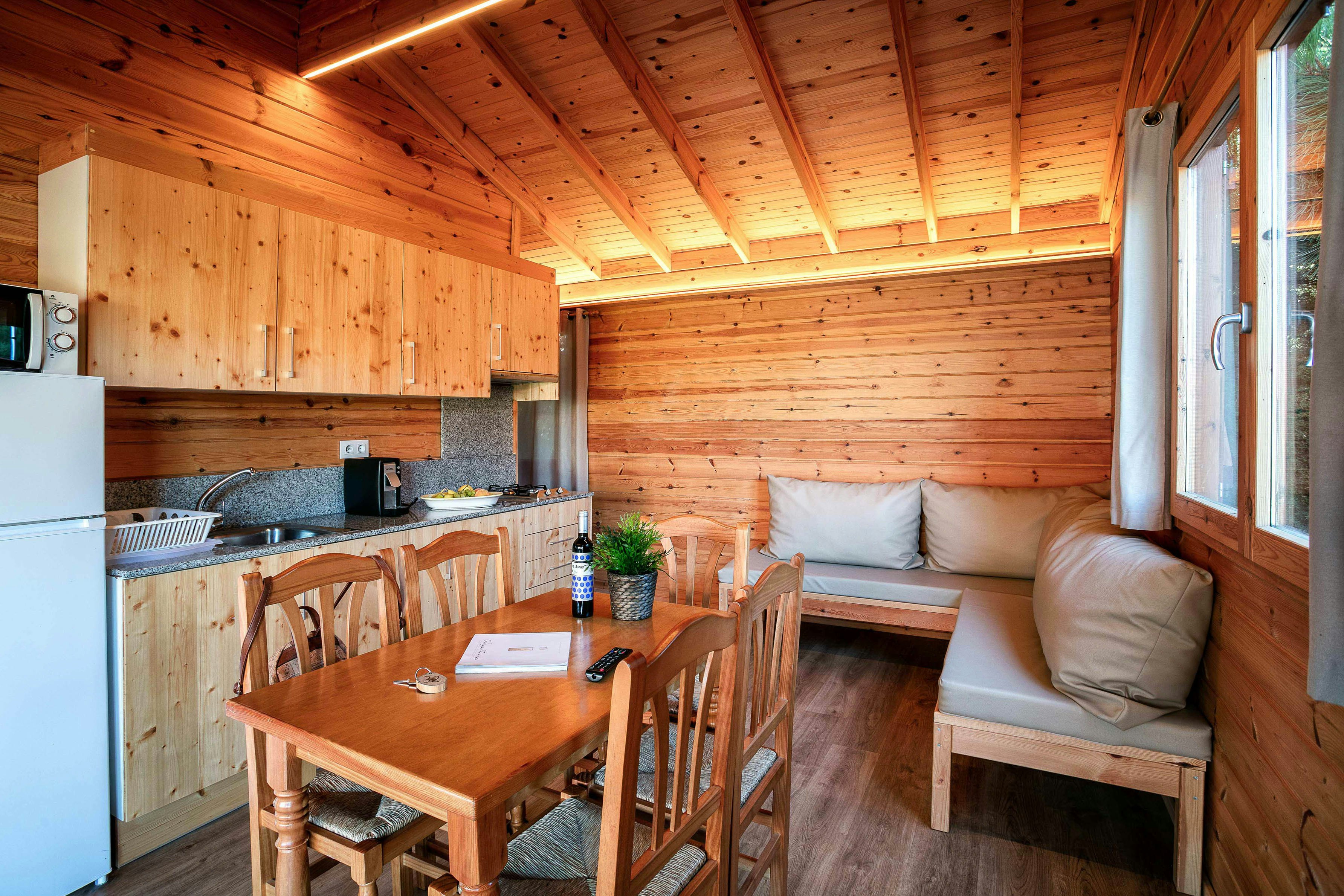 Camping Prades Park Innenausstattung und Einrichtung einer Holzhütte Mietunterkunft auf dem Campingplatz