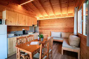 Camping Prades Park Innenausstattung und Einrichtung einer Holzhütte Mietunterkunft auf dem Campingplatz