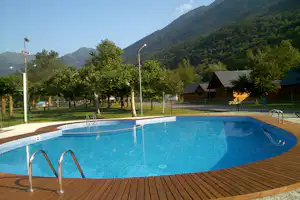 Camping Prado Verde - Campingplatz mit Pool mit Blick auf den Wald