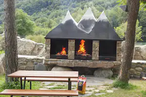 Camping Prado Verde - Picknickbereich mit Grillplatz auf dem Campingplatz