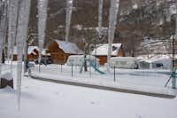 Camping Prado Verde - Schneebedeckte Wohnwagen und Mobilheime auf dem Campingplatz