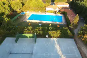 Camping Prados Abiertos - Pool, Tenis-, Fußball-, und Basketball- Plätze des Campingplatzes