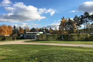 Camping Praha Klánovice - Wohnwagenstellplätze und Sanitärgebäude vom Campingplatz