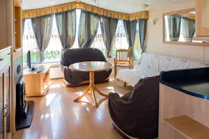 Camping Presa La Viňuela - Innenbereich eines Mobilheims