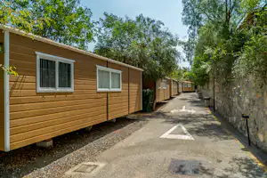 Camping Presa La Viňuela - Strasse mit Mobilheimen an der Seite