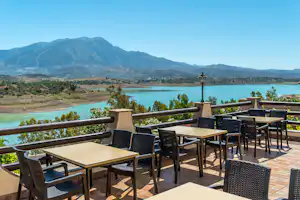 Camping Presa La Viňuela - Terrasse des Campingplatzes mit Blick auf den See Embalse de la Viñuela