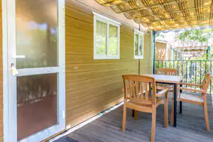 Camping Presa La Viňuela - Veranda eines Mobilheims mit Sitzgelegenheiten