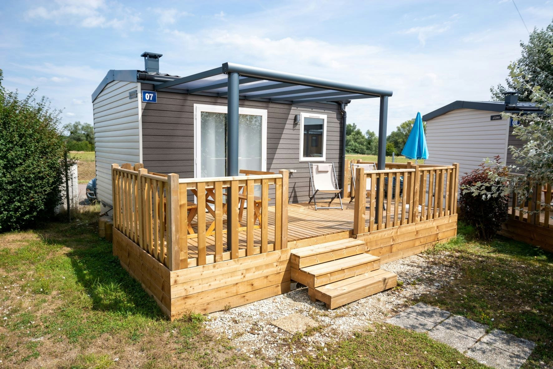 Camping Presqu'île de Champaubert  - Mobilheim mit Terrasse auf dem Campingplatz