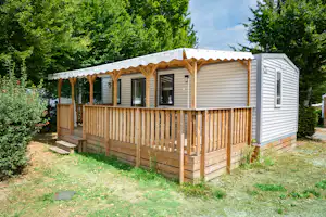 Camping Presqu'île de Champaubert - Mobilheim mit Terrasse auf dem Campingplatz