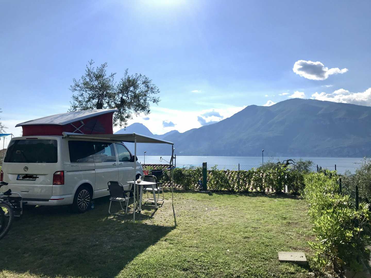 Camping Primavera -   Wohnwagenstellplätze auf dem Campingplatz mit Blick auf den Garda  See