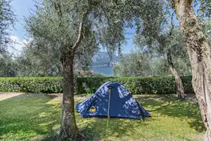 Camping Primavera - Stellplätze mit Blick auf den Garda See