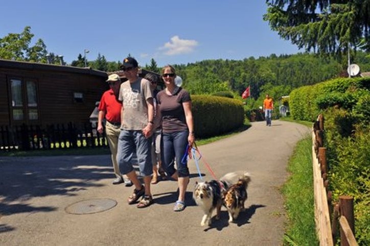 Camping Prêles - Camper beim Gassi gehen mit Hunden auf dem Campingplatz