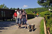 Camping Prêles - Camper beim Gassi gehen mit Hunden auf dem Campingplatz