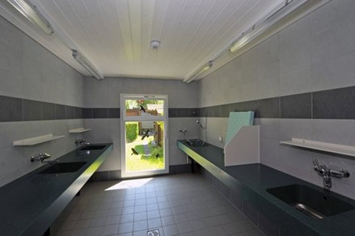 Camping Prêles - Innenraum des Sanitärgebäudes mit Waschbecken