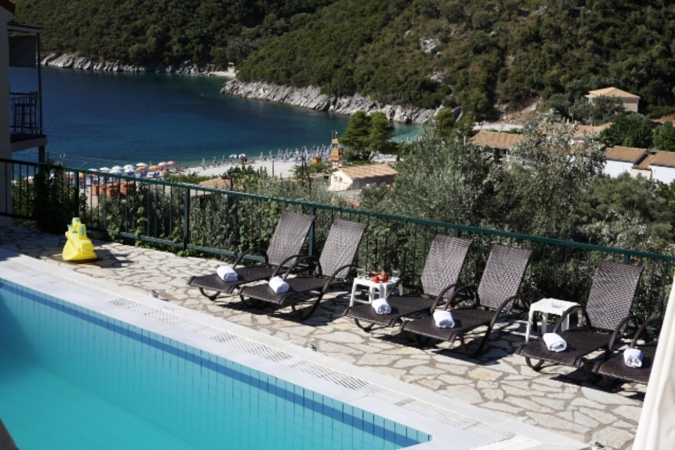 Camping Póros Beach  -  Pool vom Campingplatz mit Blick auf den Strand