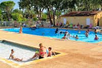 Camping Provençal  -  Camper im Poolbereich vom Campingplatz mit Kinderbecken