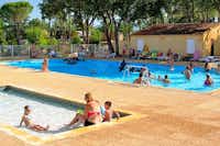 Camping Provençal  -  Camper im Poolbereich vom Campingplatz mit Kinderbecken