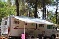 Camping Provençal  -  Wohnmobil auf dem Stellplatz vom Campingplatz zwischen Bäumen