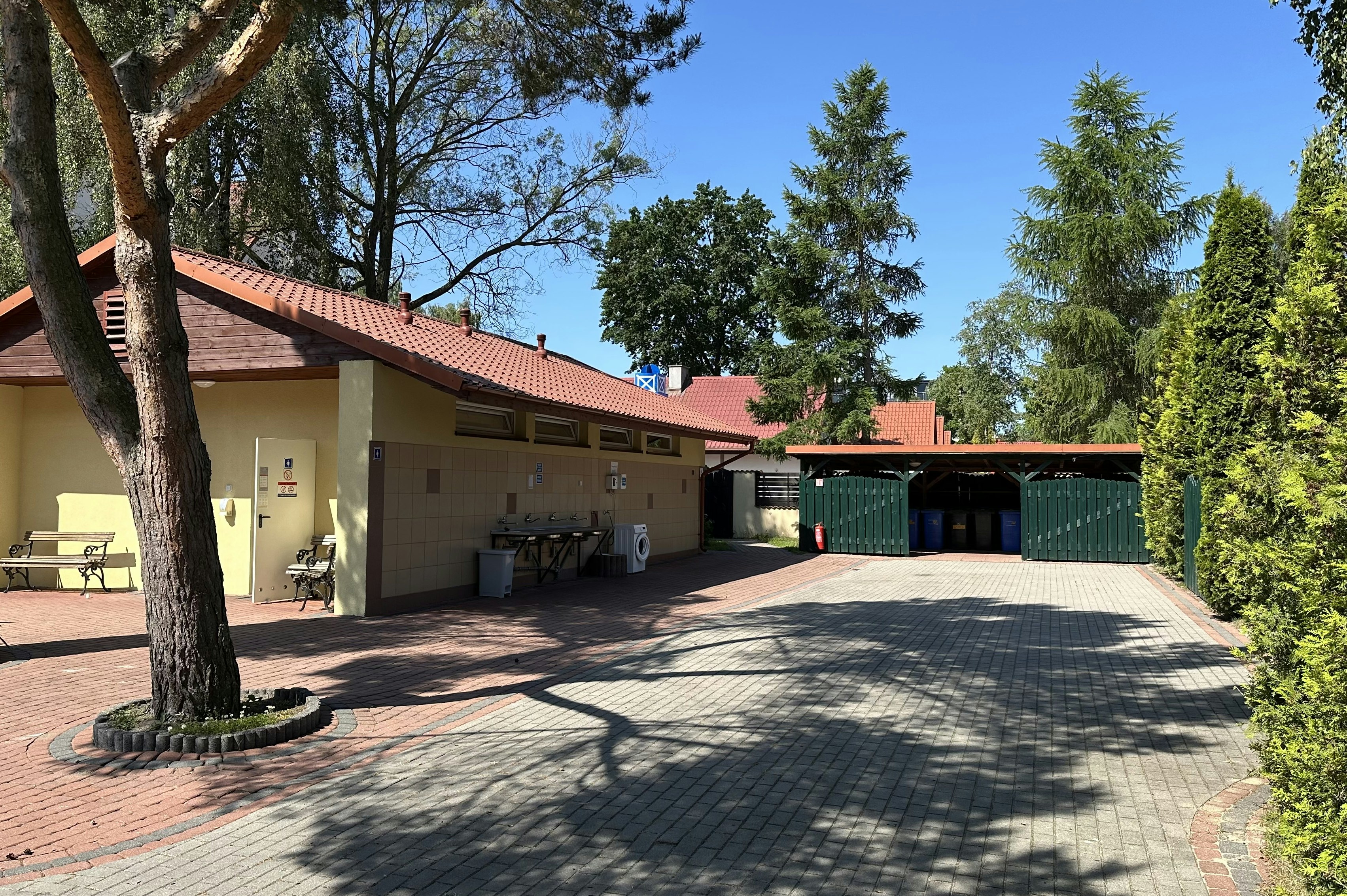 Camping Przymorze (Nr. 48) - Blick auf das Sanitärgebäude