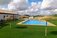 Camping Pueblo Blanco - Campingplatz in Andalusien mit Pool, Hauptgebäude und Wohnmobilstellplätzen