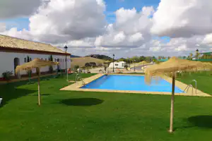 Camping Pueblo Blanco - Campingplatz in Andalusien mit Pool, Hauptgebäude und Wohnmobilstellplätzen