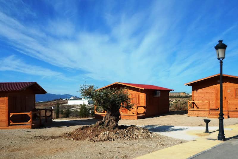 Camping Pueblo Blanco - Mobilheime vom Campingplatz mit Veranda und Blick auf Berge in Andalusien