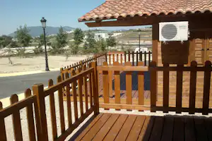Camping Pueblo Blanco - Mobilheime vom Campingplatz mit Veranda und Blick auf Berge