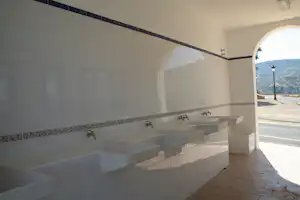 Camping Pueblo Blanco - Sanitärbereich vom Campingplatz mit Waschbecken