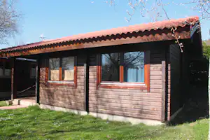 Camping Puerta de la Demanda - Holz Bungalow mit überdachter Terrasse