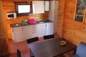 Camping Puerta de la Demanda - Küche und Esstisch eines Bungalows