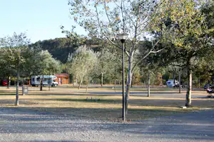 Camping Puerta de la Demanda - Wohnwagen- und Zeltstellplatz mit Bäumen