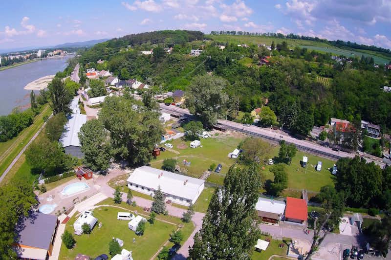 Camping Pullmann - Blick auf die Stadt Pistyan und auf Campingplatz Luftaufnahme