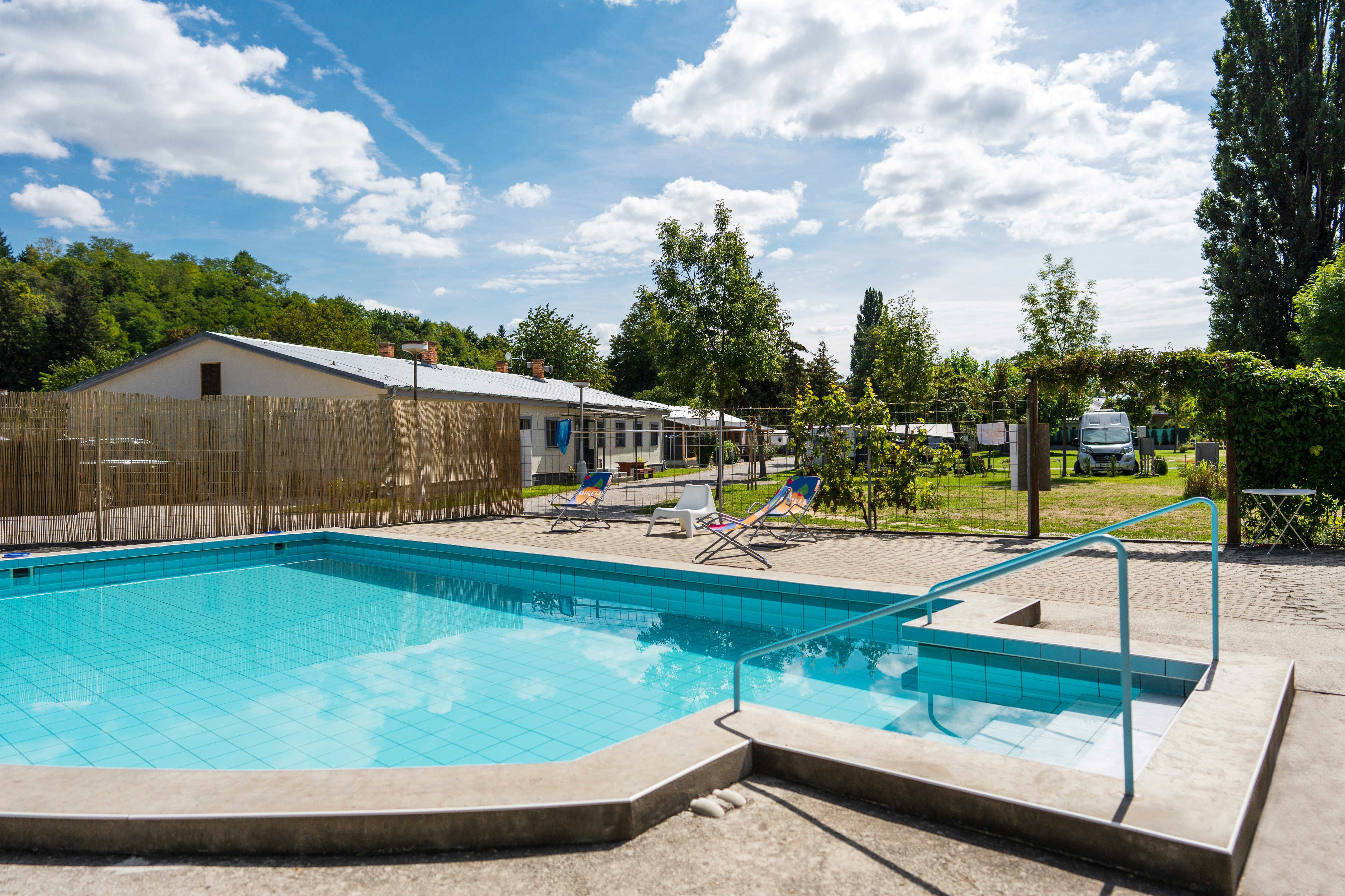 Camping Pullmann - Pool im Freien auf dem Campingplatz