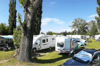 Camping Pullmann - Wohnwagenstellplatz auf grüner Wiese auf dem Campingplatz