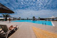 Camping Punta Alice - Swimmingpool mit Liegestühlen und Sonnenschirmen